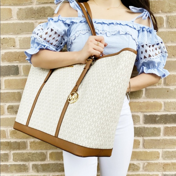 SALE‼️‼️Michael Kors XL Travel Tote MK Vanilla - Picture 3 of 3